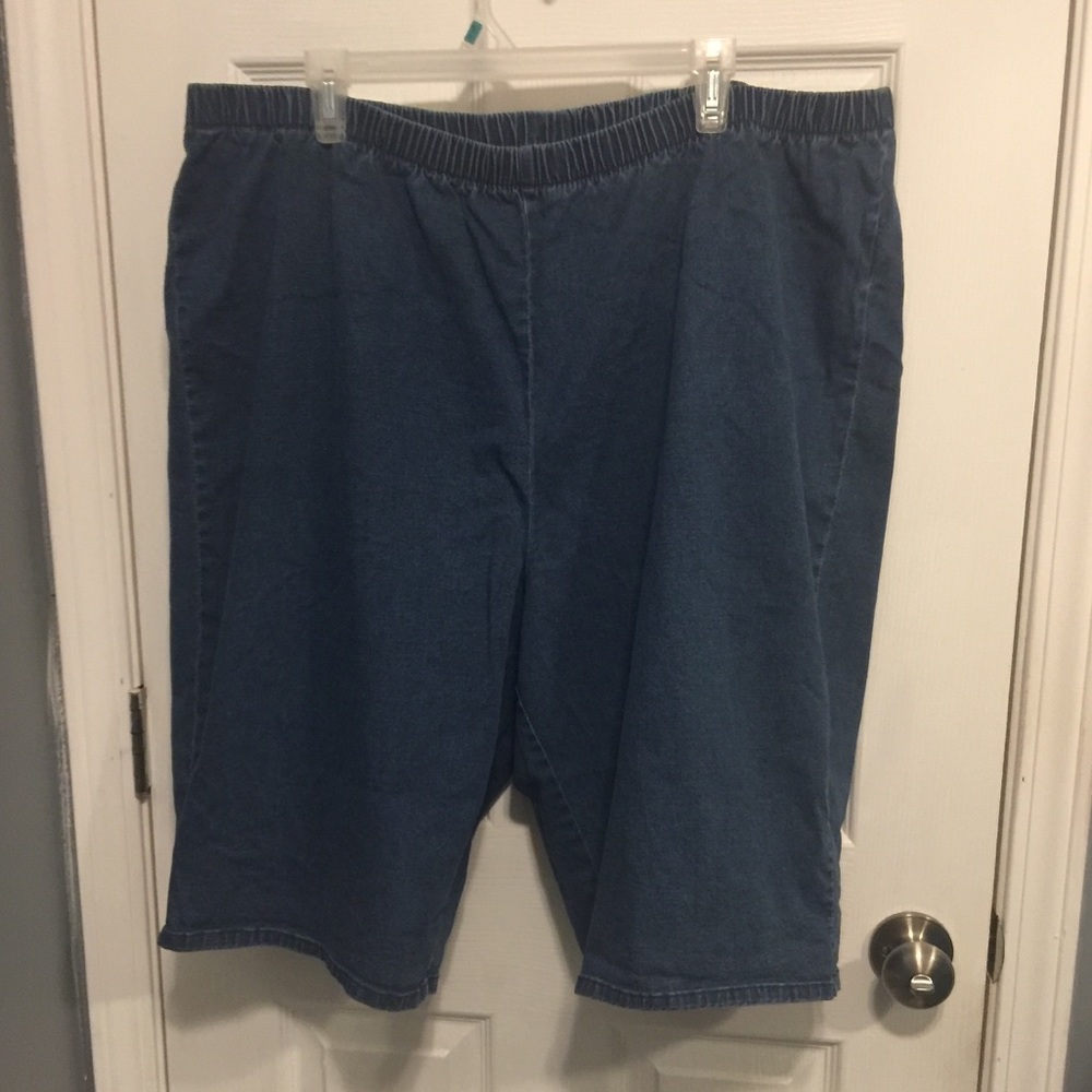 🌻🍉🌻🍉🌻 Cute Jean Capris made by Roaman’s.